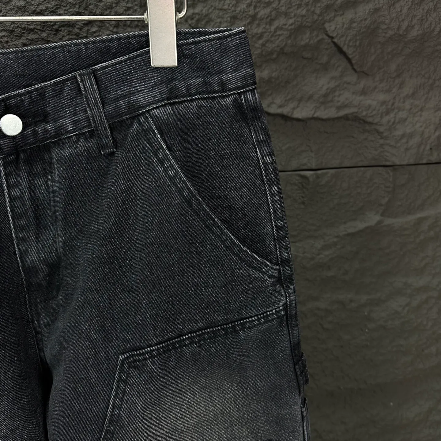 Carhartt 2025 New Arrival Simpson ripped multi-pocket logging workwear couple's washed jeans High version High version Top ceiling Quality Styles with different washed textures are very friendly to people with thin legs and thick legs. The straight version is very flattering to the leg shape. Moderate length that never goes out of style, easy to match with casually, basic styling for various styles, a must-have in the wardrobe! The fabric is stiff but also makes the upper body soft without losing texture. The washing process is even more perfect. It is a must-have item for everyone! ! ! Washed wheat, hang tag, pants label, three labels complete Color: washed black Size: 28, 30, 32, 34, 36 (five sizes)